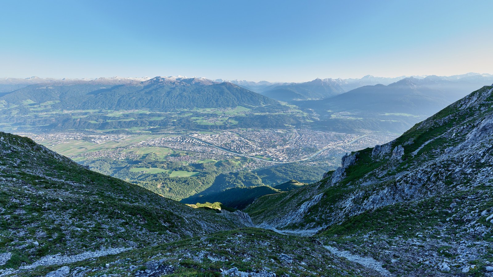 Blick vom Goetheweg auf der Nordkette hinunter auf Innsbruck und das Inntal